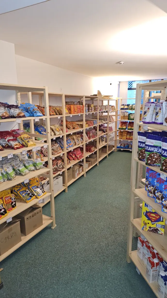 Étagères de confiseries et biscuits importés