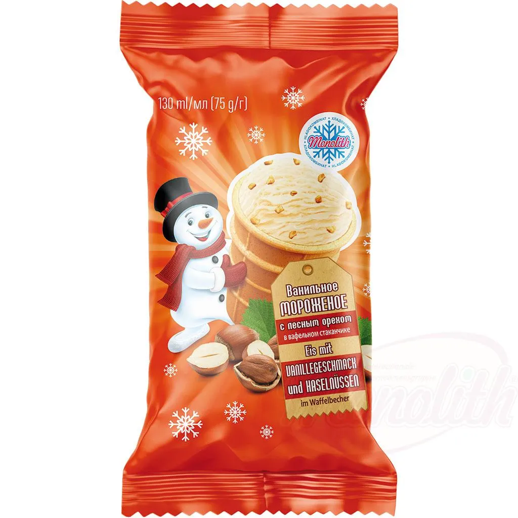 Glace à la vanille et aux noisettes dans un gobelet gaufré